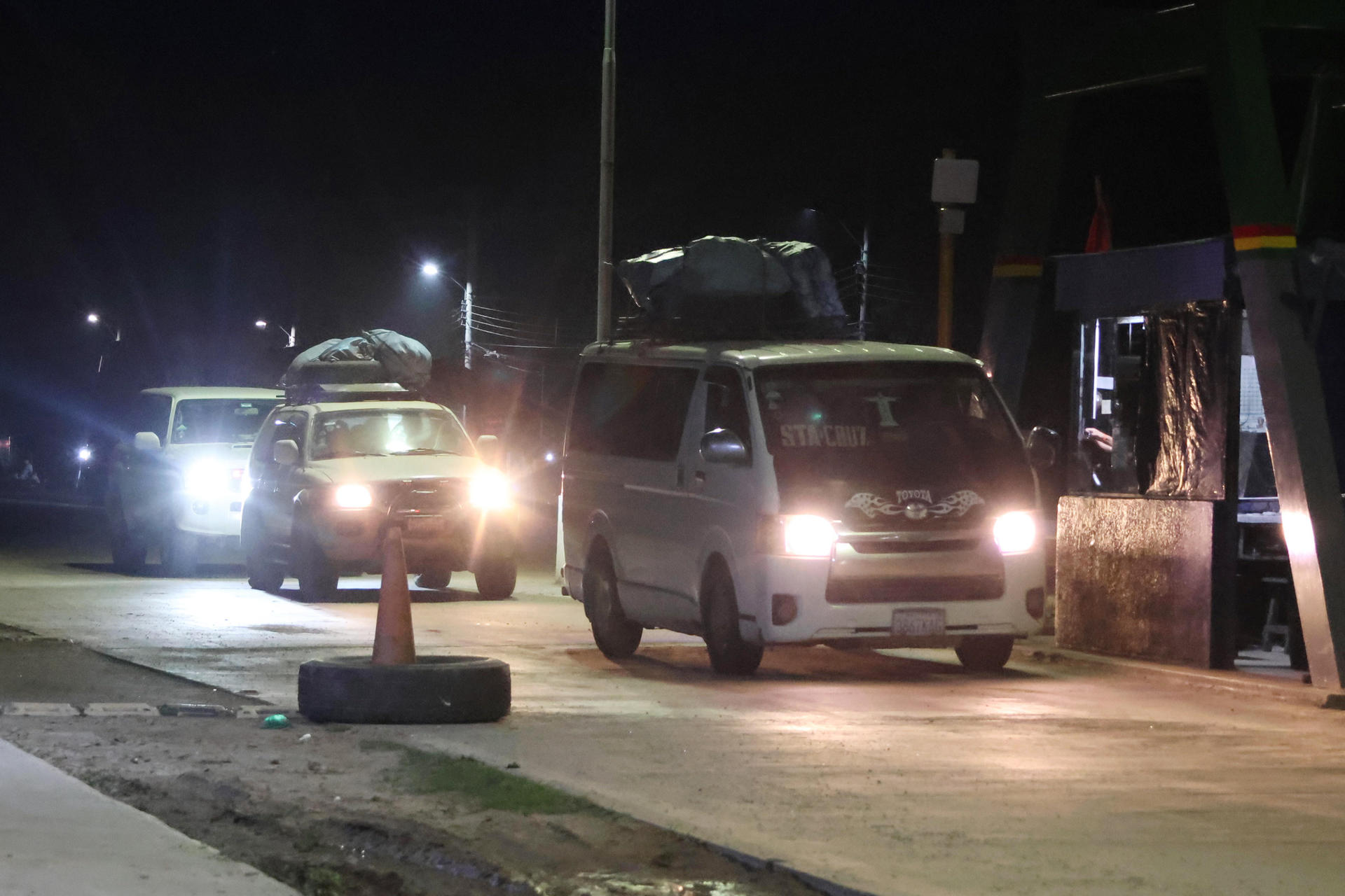 Vehículos transitan por una vía tras el desbloqueo por parte de la Policía de Bolivia este domingo, en San Julián (Bolivia). EFE/ Juan Carlos Torrejón
