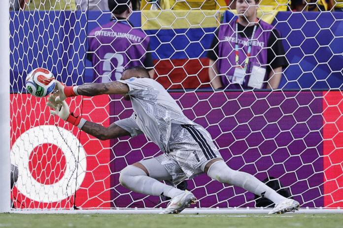Eloy Room de Curazao efectúa una parada durante el partido del grupo E del Mundial de la FIFA 2026 entre Ecuador y Curazao en el estadio Arrowhead en Kansas City (Estados Unidos).. EFE/ Juan Ignacio Roncoroni
