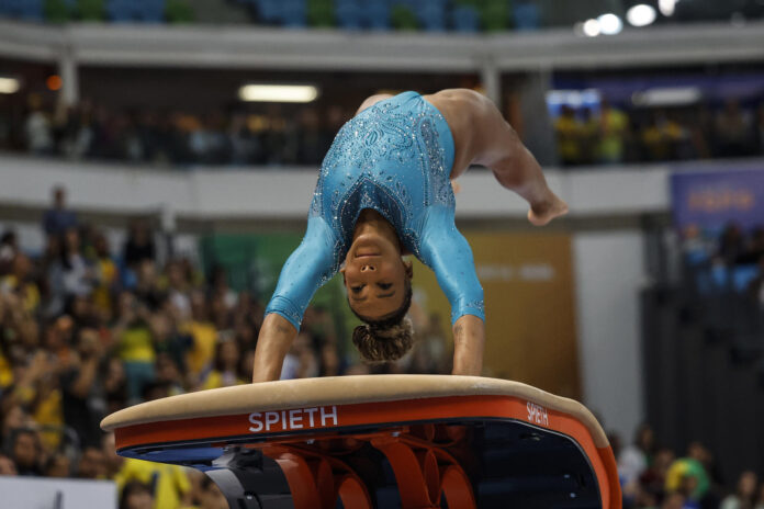 La brasileña Rebeca Andrade compite en la prueba de salto durante la final aparatos femenina del Campeonato Panamericano de Gimnasia Artística este domingo, en el Parque Olímpico de Río de Janeiro (Brasil). EFE/ Antonio Lacerda
