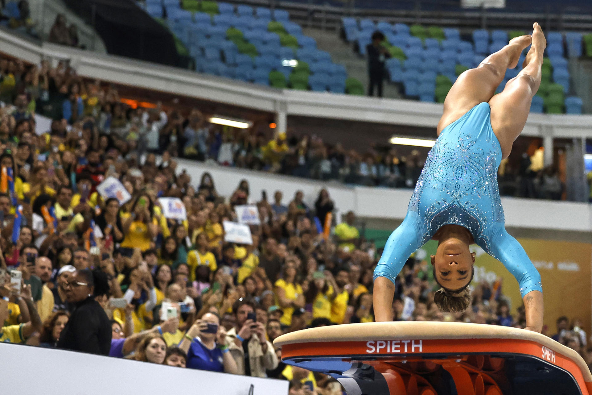 La brasileña Rebeca Andrade compite en la prueba de salto durante la final aparatos femenina del Campeonato Panamericano de Gimnasia Artística este domingo, en el Parque Olímpico de Río de Janeiro (Brasil). EFE/ Antonio Lacerda
