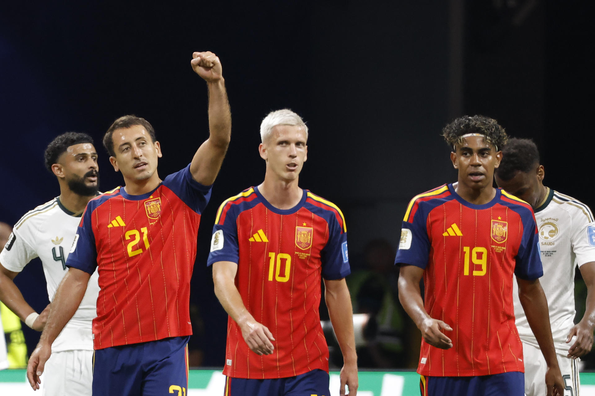 El delantero de la selección española Mikel Oyarzábal (i) celebra tras marcar el segundo gol del partido del Mundial 2026 entre España y Arabia Saudí, este domingo en Atlanta. EFE/ Lavandeira Jr
