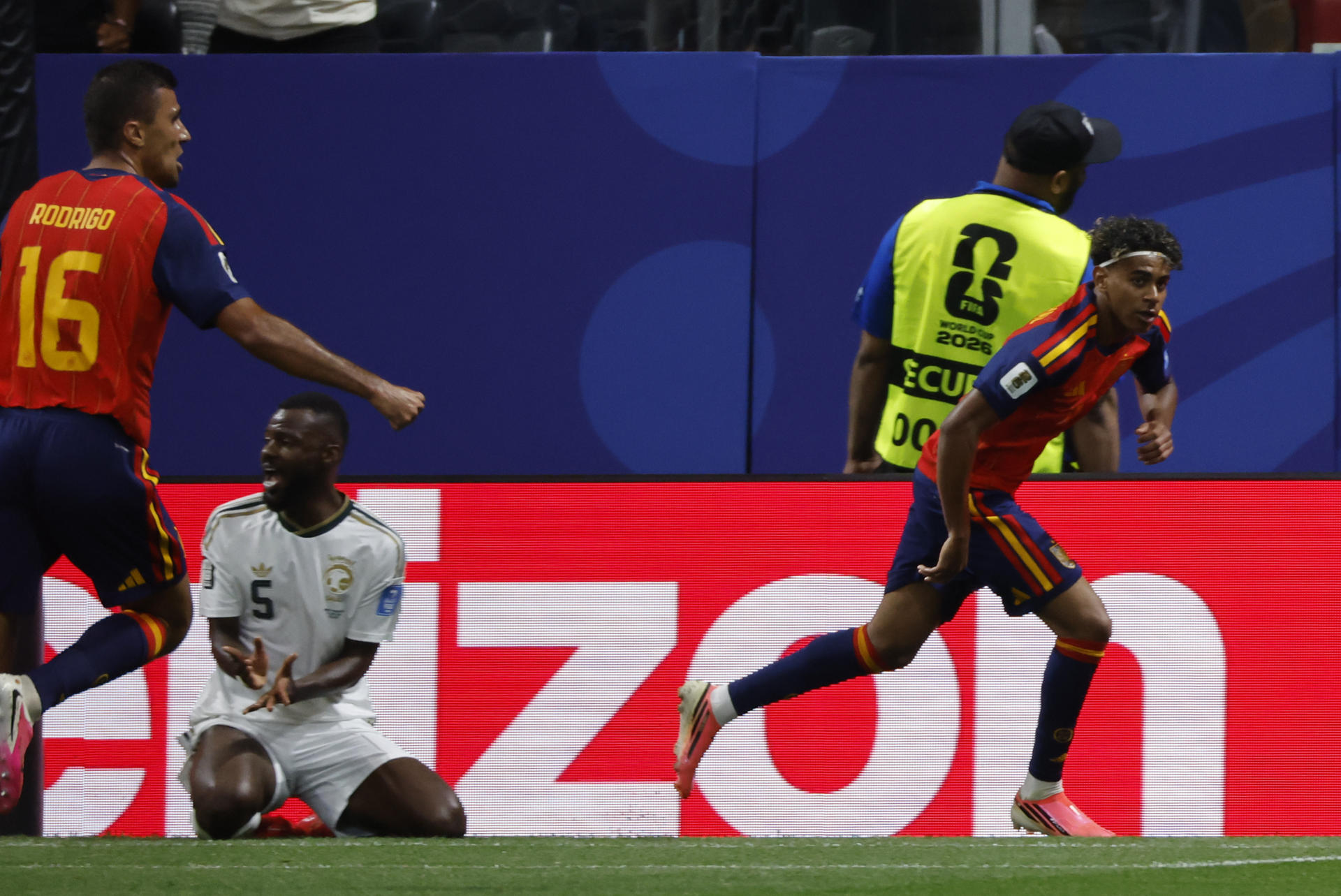 El delantero de España Lamine Yamal (d) marca el primer gol de su equipo durante el partido del Mundial 2026 entre España y Arabia Saudí, este domingo en Atlanta. EFE/ Lavandeira Jr
