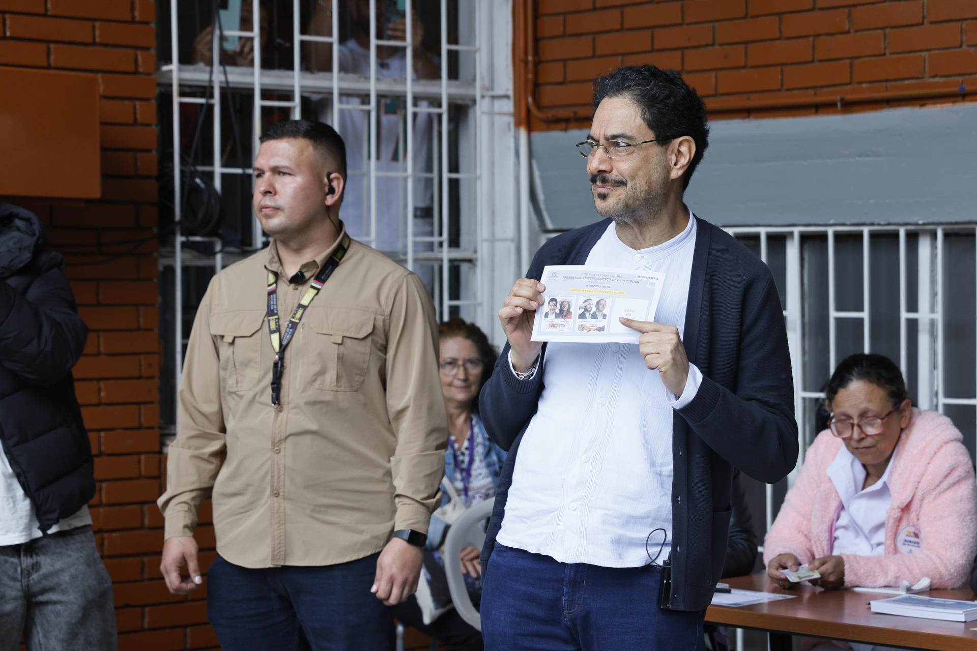 El candidato presidencial del izquierdista Pacto Histórico, Iván Cepeda, vota en la segunda vuelta de las elecciones presidenciales este domingo, que elegirán a quien gobernará a Colombia en el periodo 2026-2030, en Bogotá (Colombia). EFE/ Carlos Ortega
