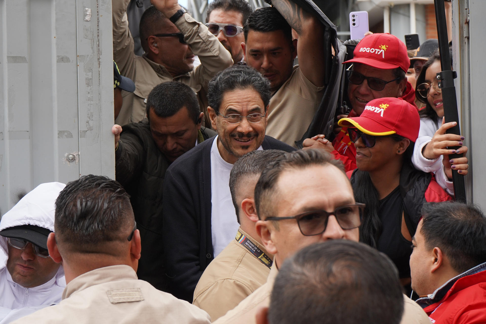 El candidato presidencial del izquierdista Pacto Histórico, Iván Cepeda, vota en la segunda vuelta de las elecciones presidenciales este domingo, que elegirán a quien gobernará a Colombia en el periodo 2026-2030, en Bogotá (Colombia). EFE/Pablo Seco
