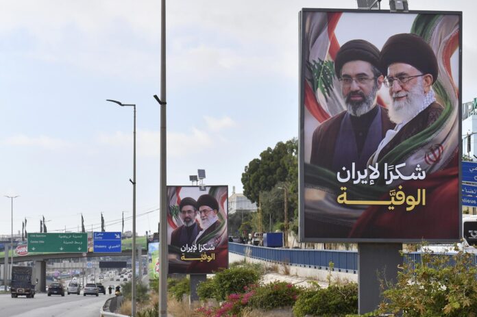 Carteles con retratos del nuevo líder supremo de Irán, el ayatolá Mojtaba Jameneí, y de su padre, el fallecido líder supremo Ali Jameneí, en Beirut. EFE/EPA/WAEL HAMZEH
