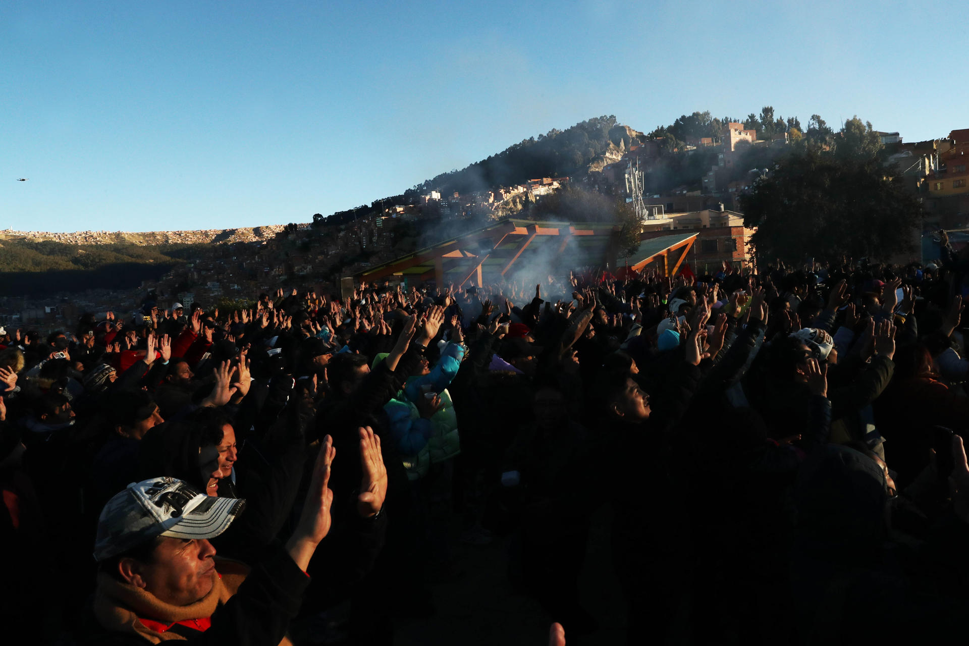 Personas participan en la fiesta del retorno del sol, 'Willka Kuti', 5534 o Año Nuevo Andino este domingo, en La Paz (Bolivia). EFE/Luis Gandarillas