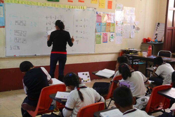 Niños asisten a clase en una escuela urbana del estado de Oaxaca (México). Imagen de archivo. EFE/Mario Arturo Martínez
