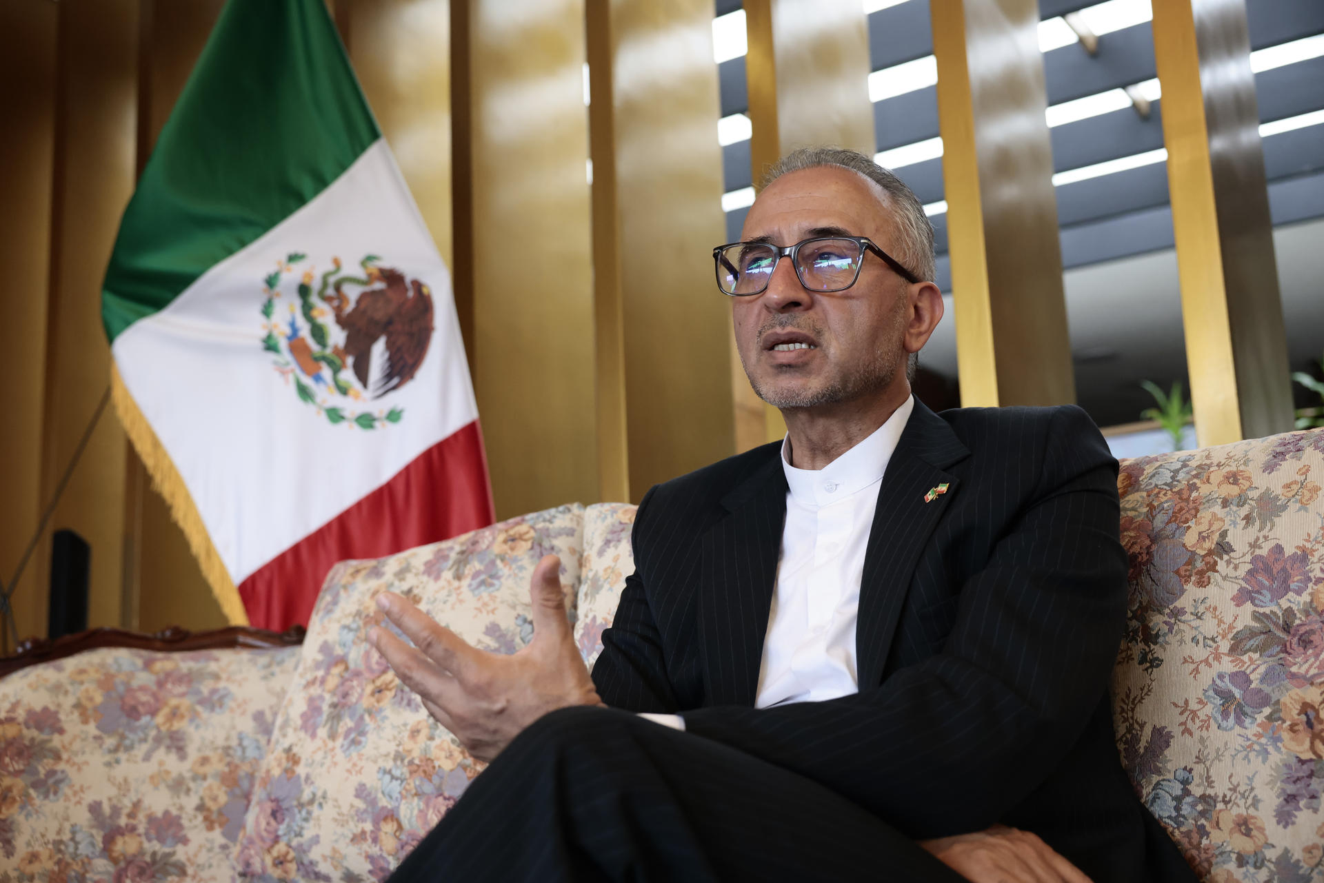 El embajador de Irán en México, Abolfazl Pasandideh, habla durante una entrevista con EFE este sábado, en la Ciudad de México (México). EFE/José Méndez