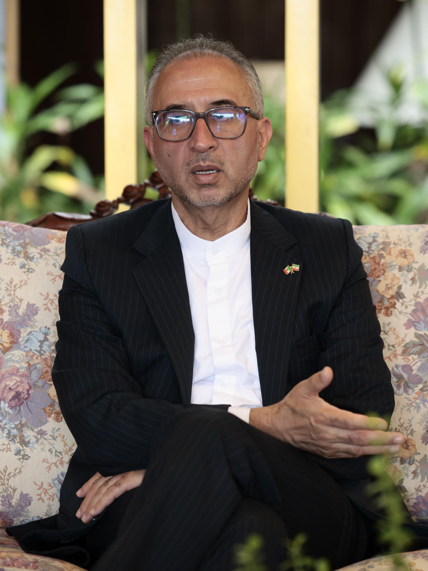 El embajador de Irán en México, Abolfazl Pasandideh, habla durante una entrevista con EFE este sábado, en la Ciudad de México (México). EFE/José Méndez