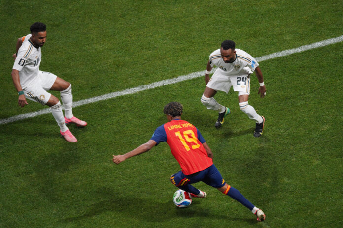 El delantero de la selección española, Lamine Yamal, con el balón ante los defensores de Arabia Saudí, durante el partido del Mundial 2026 entre España y Arabia Saudí, este domingo en Atlanta. EFE/Kenneth Fernández

