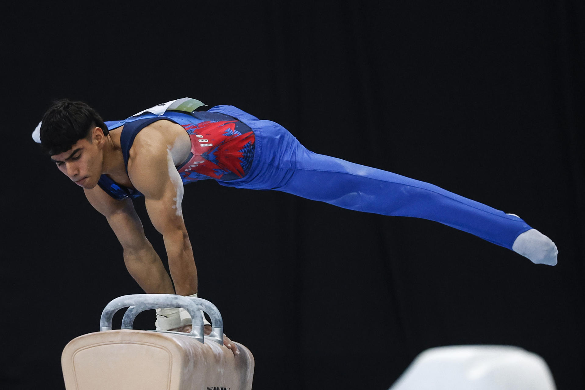 El colombiano Ángel Barrajas compite en la prueba de arzones durante la final aparatos masculina del Campeonato Panamericano de Gimnasia Artística este domingo, en el Parque Olímpico de Río de Janeiro (Brasil). EFE/ Antonio Lacerda