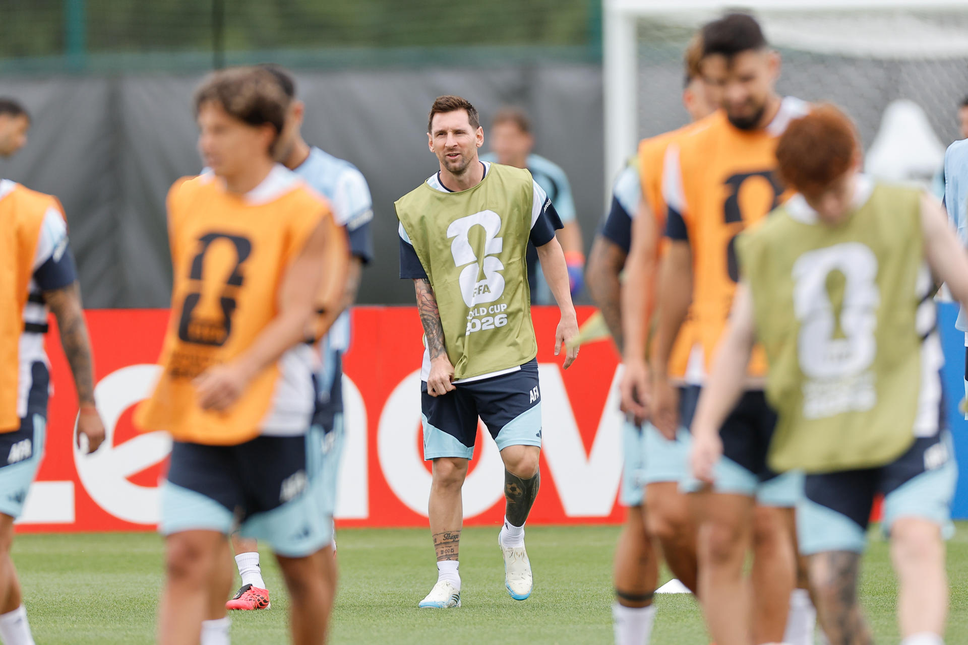 El delantero de la selección argentina de fútbol Leo Messi, durante un entrenamiento celebrado este domingo en el Sporting KC Training Centre de Kansas City. EFE/Juan Ignacio Roncoroni