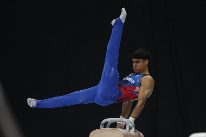 El colombiano Angel Barrajas compite en la prueba de arzones durante la final aparatos masculina del Campeonato Panamericano de Gimnasia Artística este domingo, en el Parque Olímpico de Río de Janeiro (Brasil). EFE/ Antonio Lacerda
