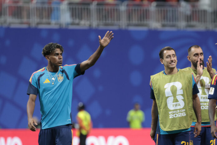 .- Los jugadores de la selección española Lamine Yamal (i) y Mikel Oyarzábal, al final del partido del Mundial 2026 entre España y Arabia Saudí, con victoria 4-0 este domingo en Atlanta. EFE/Lavandeira Jr
