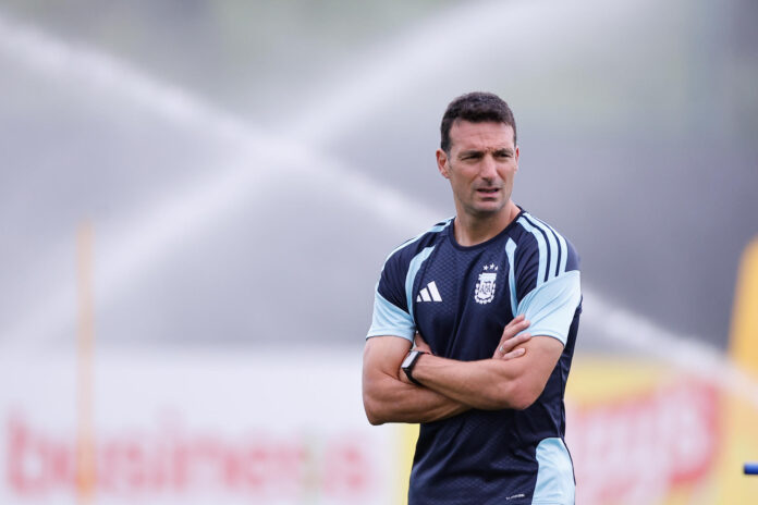 El seleccionador argentino, Lionel Scaloni, durante un entrenamiento este domingo en el Sporting KC Training Centre de Kansas City. EFE/Juan Ignacio Roncoroni
