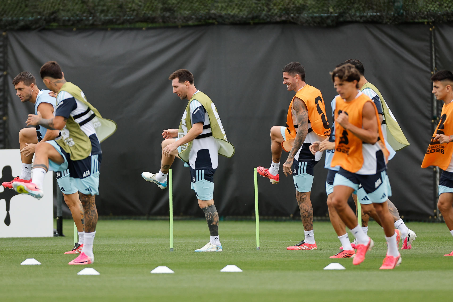 Lionel Messi se entrena este domingo con sus compañeros de la selección Argentina antes de viajar a Dallas para enfrenar a Austria en el Mundial 2026. EFE/Juan Ignacio Roncoroni

