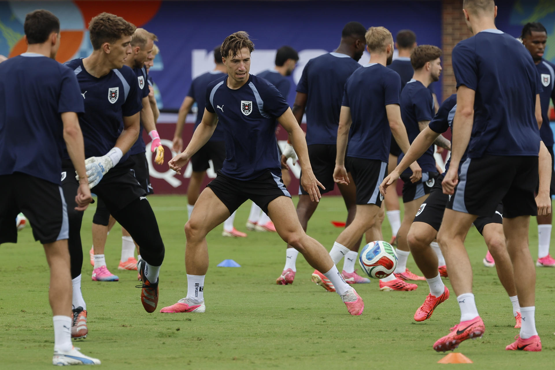 Jugadores de la selección de Austria durante el entrenamiento de este domingo en el Southern Methodist University (SMU), en Dallas. EFE/Mariscal.
