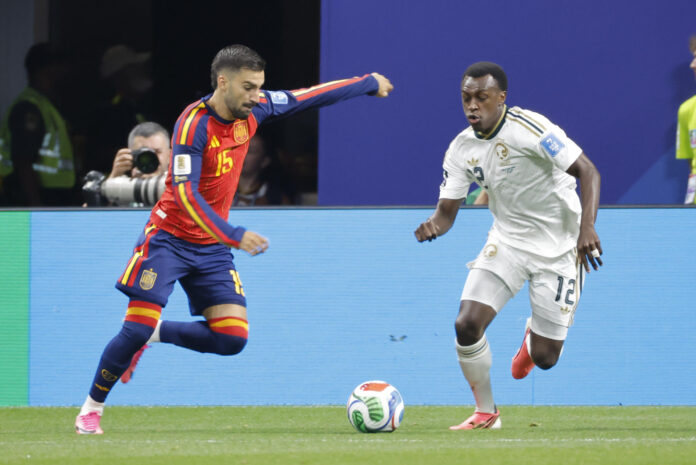 El centrocampista de España Alex Baena (i) pelea un balón con el defensa de Arabia Saudí Saud Abdulhamid durante el partido del Mundial 2026 entre España y Arabia Saudí, este domingo en Atlanta. EFE/ Lavandeira Jr
