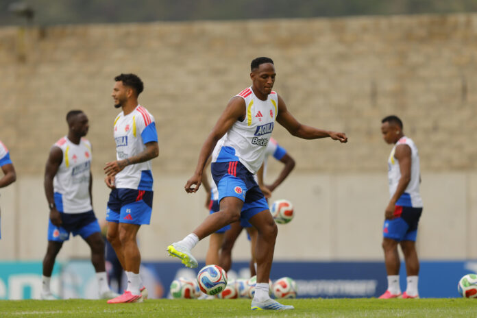 El jugador de la selección de Colombia Yerri Mina, en primer plano, durante el entrenamiento que el combinado cafetero efectuó en la Academia Atlas, este domingo en Guadalajara, Jalisco (México). EFE/ Francisco Guasco
