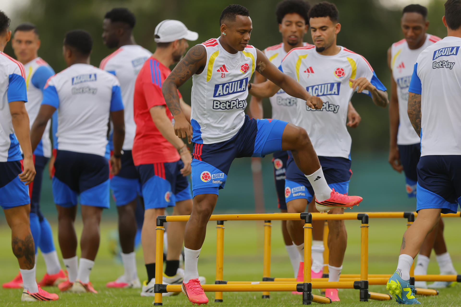 El jugador de la selección de Colombia Jaminton Campaz, en primer plano, durante el entrenamiento que el combinado cafetero efectuó en la Academia Atlas, este domingo en Guadalajara, Jalisco (México). EFE/ Francisco Guasco