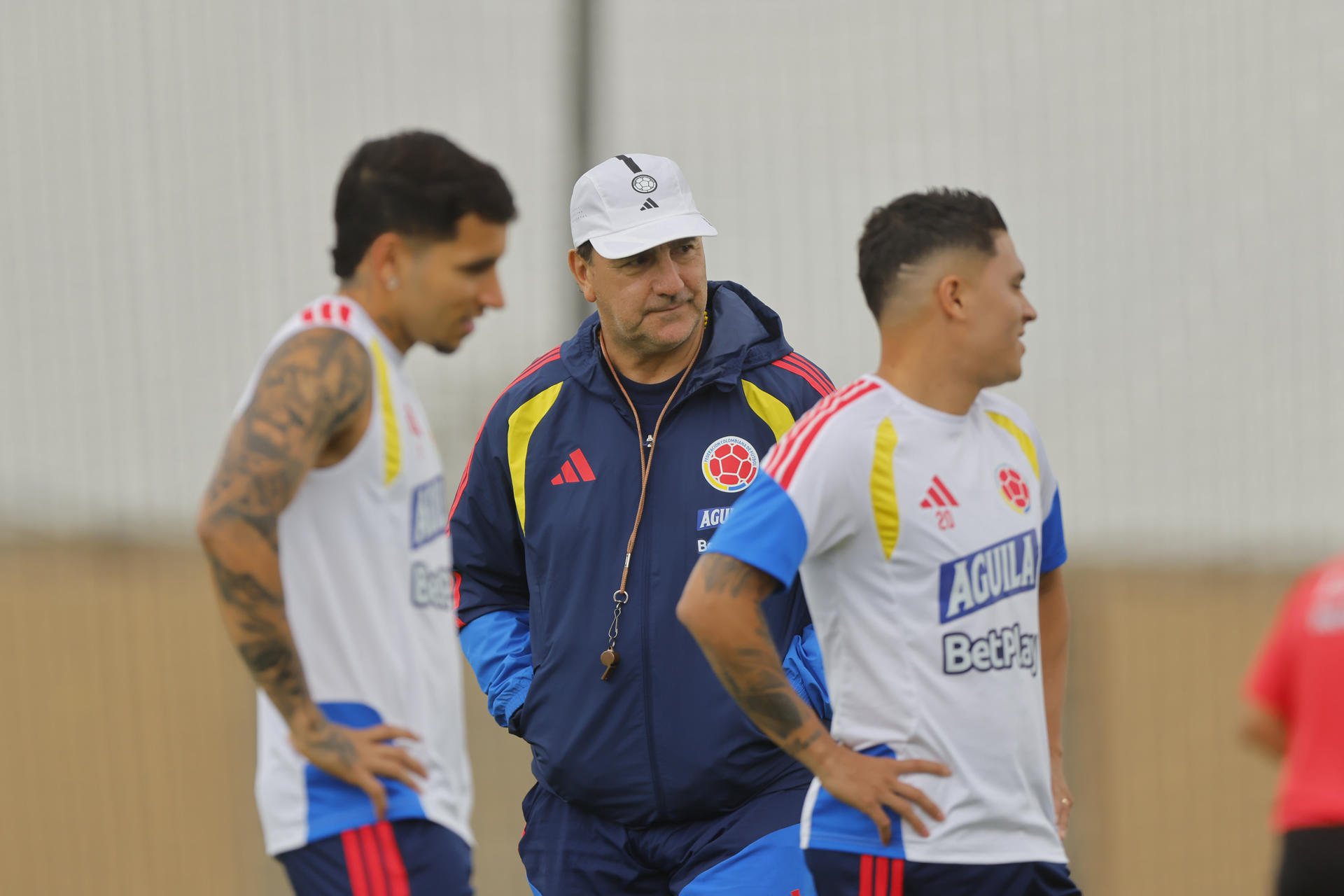 El seleccionador de Colombia, Néstor Lorenzo (c), durante el entrenamiento que el combinado cafetero efectuó en la Academia Atlas este domingo en Guadalajara, Jalisco (México). EFE/ Francisco Guasco