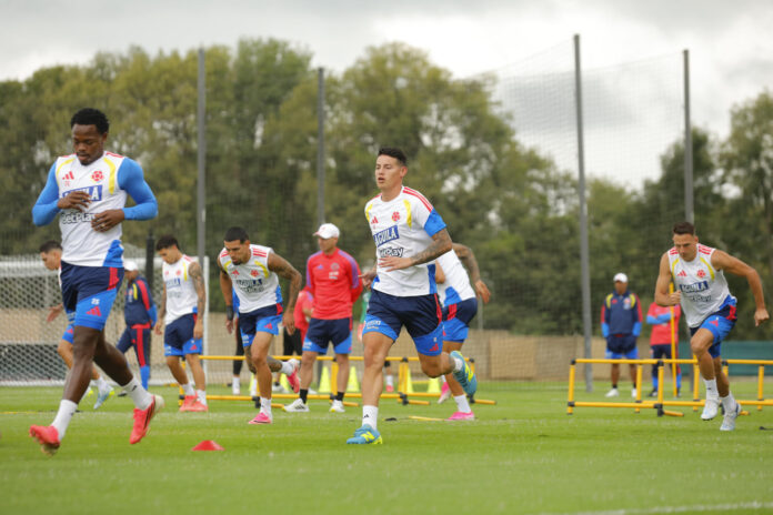 El jugador de la selección de Colombia, James Rodriguez, durante el entrenamiento que el combinado colombiano ha realizado en la Academia Atlas este domingo en Guadalajara, Jalisco (México). EFE/ Francisco Guasco
