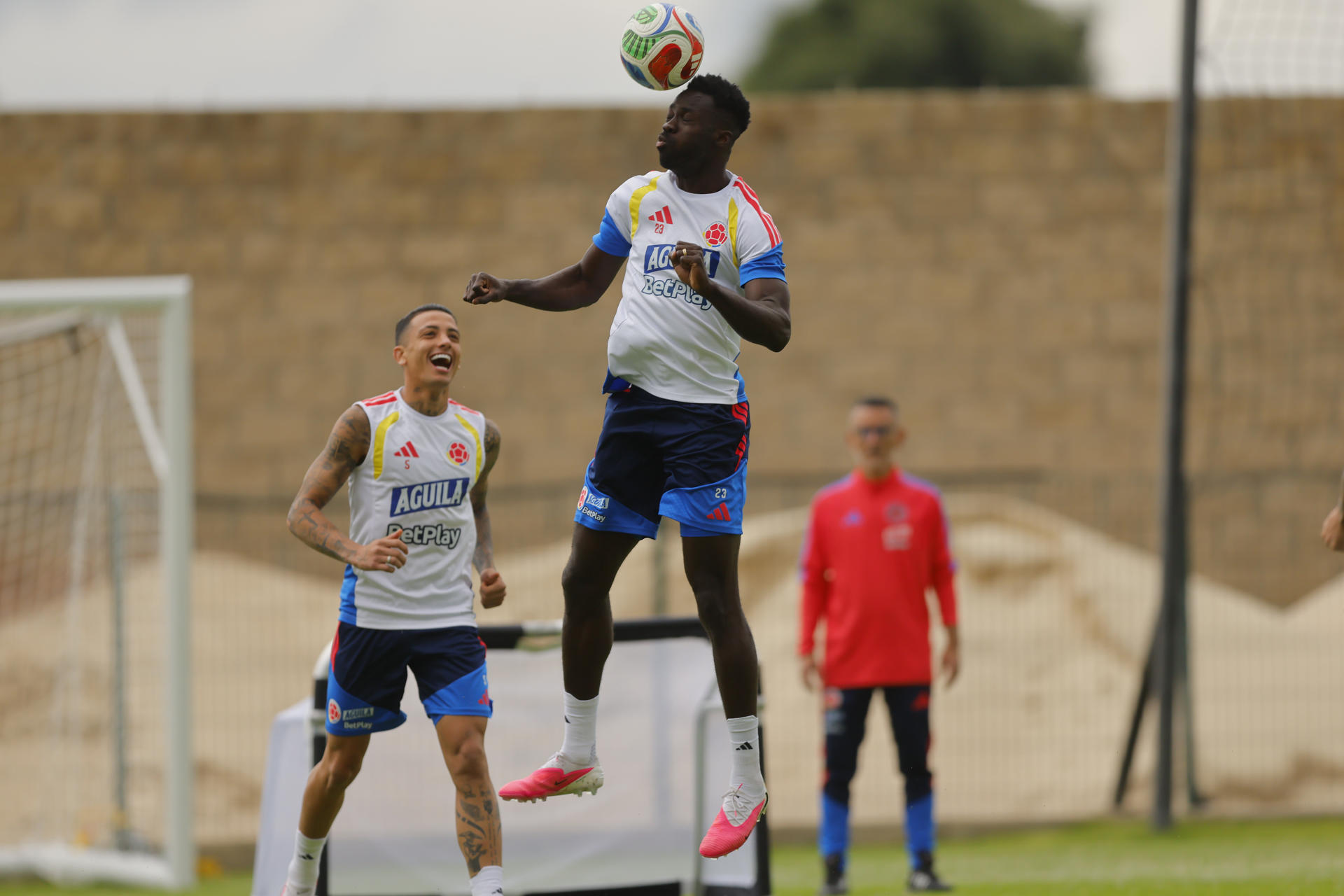 El jugador de la selección de Colombia Davison Sánchez durante el entrenamiento que el combinado colombiano ha realizado en la Academia Atlas este domingo en Guadalajara, Jalisco (México). EFE/ Francisco Guasco