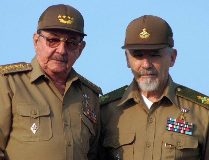 Fotografía de archivo del expresidente de Cuba Raúl Castro (i) y el comandante de la revolución Ramiro Valdés Menéndez. EFE/Alejandro Ernesto
