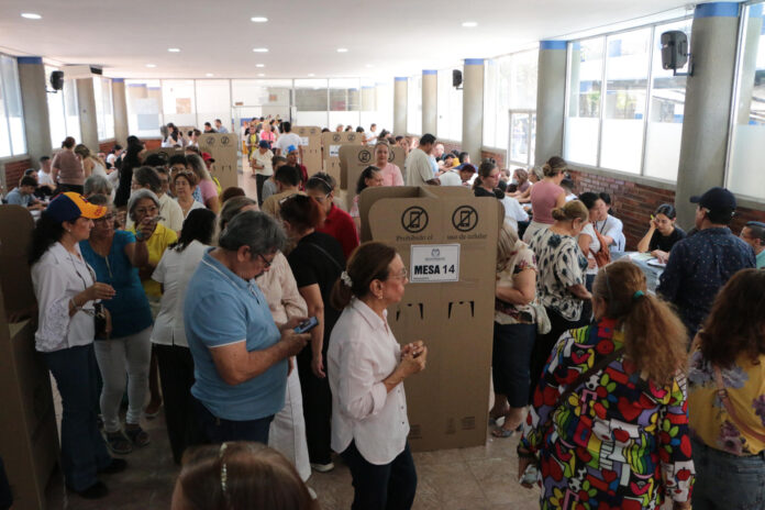 Personas asisten a votar este domingo, en la segunda vuelta de las elecciones presidenciales que elegirá quien gobernará a Colombia en el periodo 2026-2030, en Cúcuta (Colombia). EFE/ Mario Caicedo
