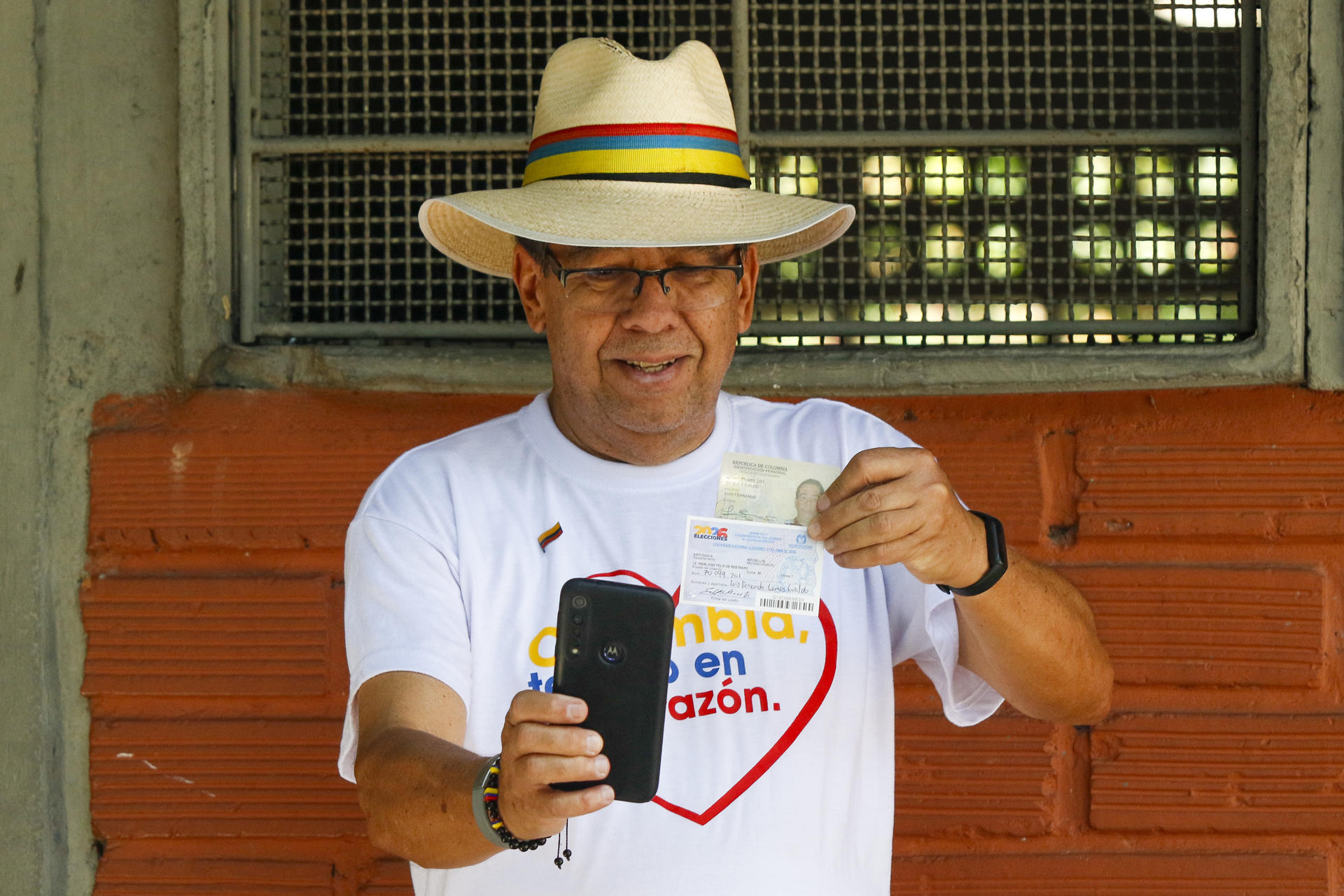 Un hombre le toma una fotografía al certificado electoral durante la segunda vuelta de las elecciones presidenciales este domingo, en Medellín (Colombia). EFE/ STR