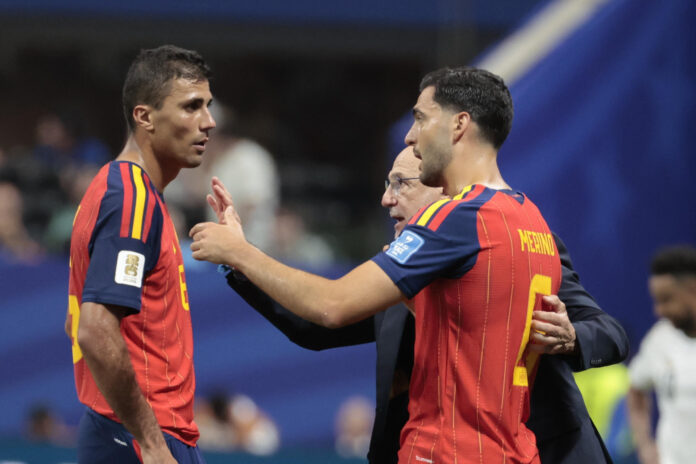 El técnico de la selección española Luis de la Fuente realiza indicaciones a sus jugadores Rodrigo (i) y Mikel Merino, durante el partido del Mundial 2026 entre España y Arabia Saudí, este domingo en Atlanta. EFE/Lavandeira Jr
