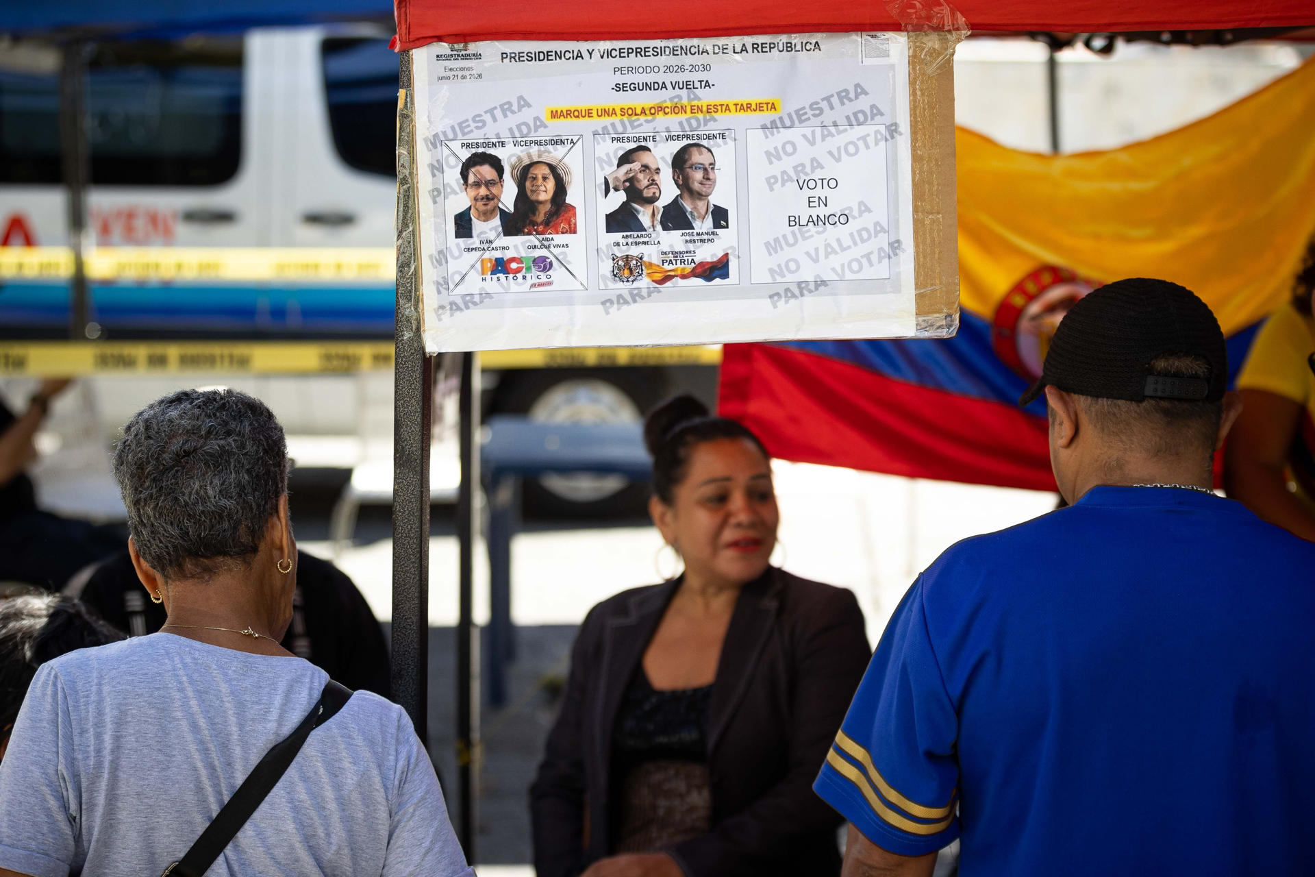 Colombianos asisten a votar para elegir el nuevo presidente de Colombia este domingo, en el consulado de Colombia en Caracas (Venezuela). EFE/ Ronald Peña
