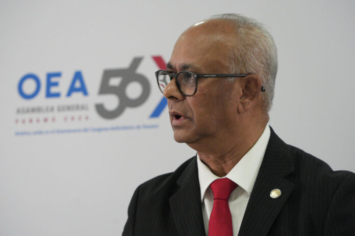 El secretario general de la Organización de los Estados Americanos (OEA), Albert R. Ramdin, habla en una rueda de prensa previa a la 56 Asamblea General de la OEA este domingo, en Ciudad de Panamá (Panamá). EFE/ Aris Mariota
