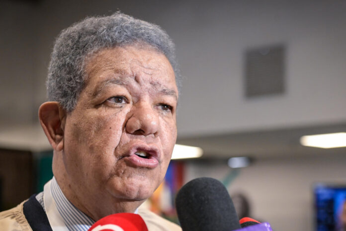 El expresidente de República Dominicana y jefe de la Misión de Observación Electoral de la OEA, Leonel Fernández, habla con periodistas en su visita al puesto de votación de Corferias durante la segunda vuelta de las elecciones presidenciales que elegirá a quien gobernará a Colombia en el periodo 2026-2030 este domingo, en Bogotá (Colombia). EFE/ Natalia Pedraza
