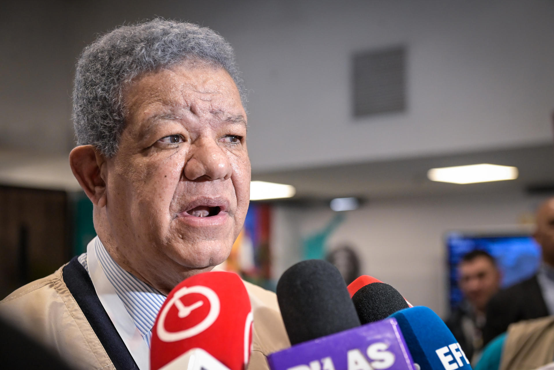 El expresidente de República Dominicana y jefe de la Misión de Observación Electoral de la OEA, Leonel Fernández, habla con periodistas en su visita al puesto de votación de Corferias durante la segunda vuelta de las elecciones presidenciales que elegirá a quien gobernará a Colombia en el periodo 2026-2030 este domingo, en Bogotá (Colombia). EFE/ Natalia Pedraza