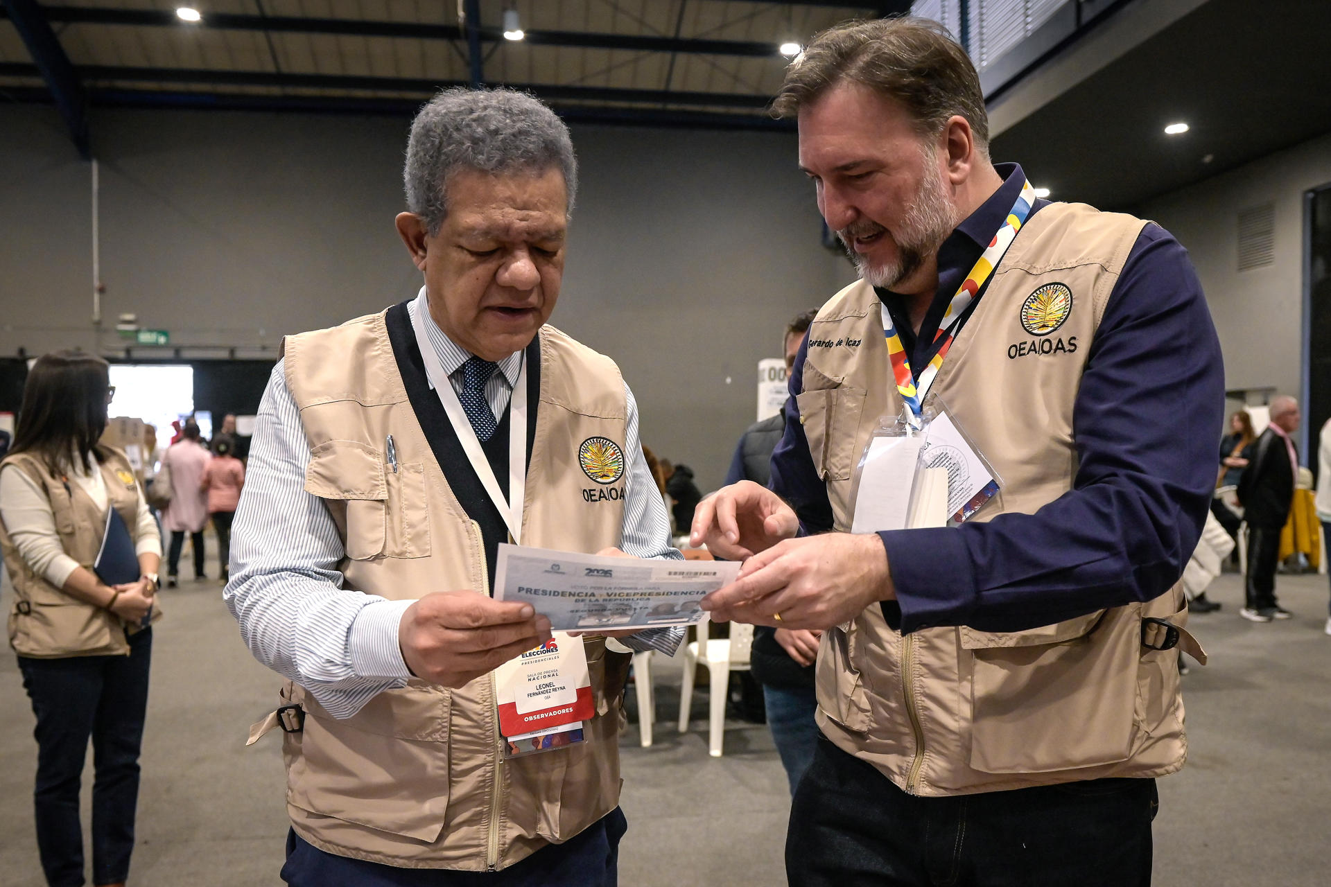 El expresidente de República Dominicana y jefe de la Misión de Observación Electoral de la OEA, Leonel Fernández, habla con periodistas en su visita al puesto de votación de Corferias durante la segunda vuelta de las elecciones presidenciales que elegirá a quien gobernará a Colombia en el periodo 2026-2030 este domingo, en Bogotá (Colombia). EFE/ Natalia Pedraza