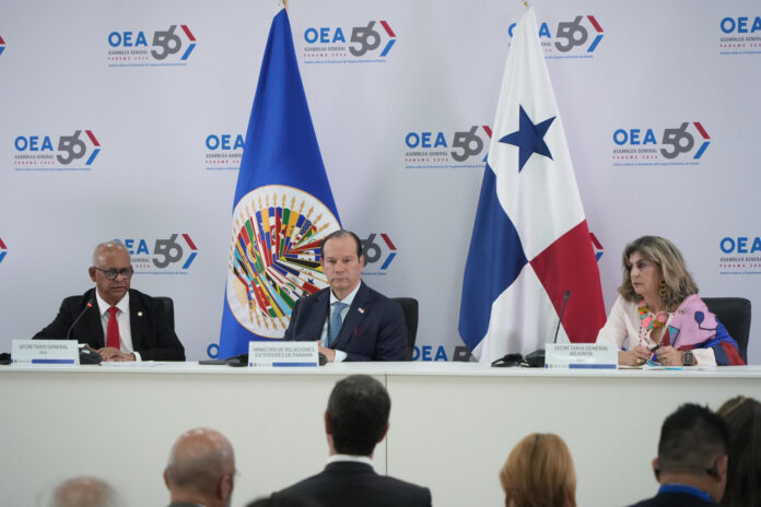 De izquierda; el secretario general de la Organización de los Estados Americanos (OEA), Albert R. Ramdin; el canciller de Panamá, Javier Martínez Acha y la secretaria general adjunta de la OEA, Laura Gil, participan en una rueda de prensa previa a la 56 Asamblea General de la OEA este domingo, en Ciudad de Panamá (Panamá). EFE/ Aris Mariota
