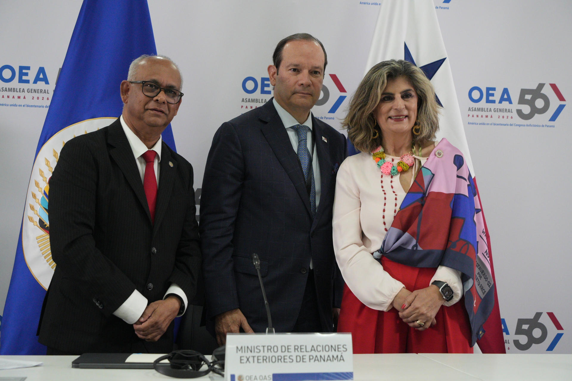 De izquierda; el secretario general de la Organización de los Estados Americanos (OEA), Albert R. Ramdin; el canciller de Panamá, Javier Martínez Acha y la secretaria general adjunta de la OEA, Laura Gil, posan este domingo en Ciudad de Panamá (Panamá). EFE/ Aris Mariota