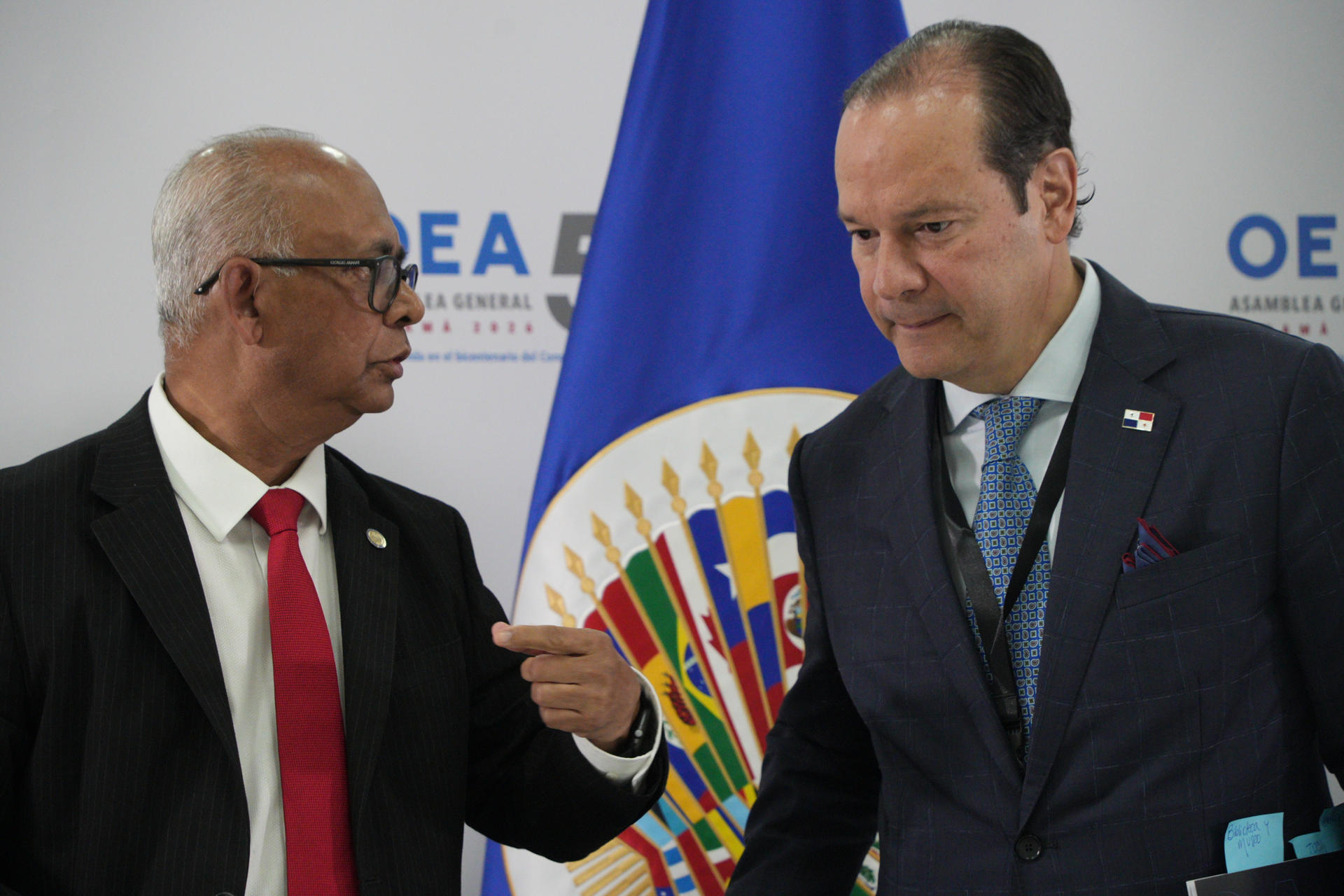 El secretario general de la Organización de los Estados Americanos (OEA), Albert R. Ramdin (i), habla con el canciller de Panamá, Javier Martínez Acha, en una rueda de prensa previa a la 56 Asamblea General de la OEA este domingo, en Ciudad de Panamá (Panamá). EFE/ Aris Mariota