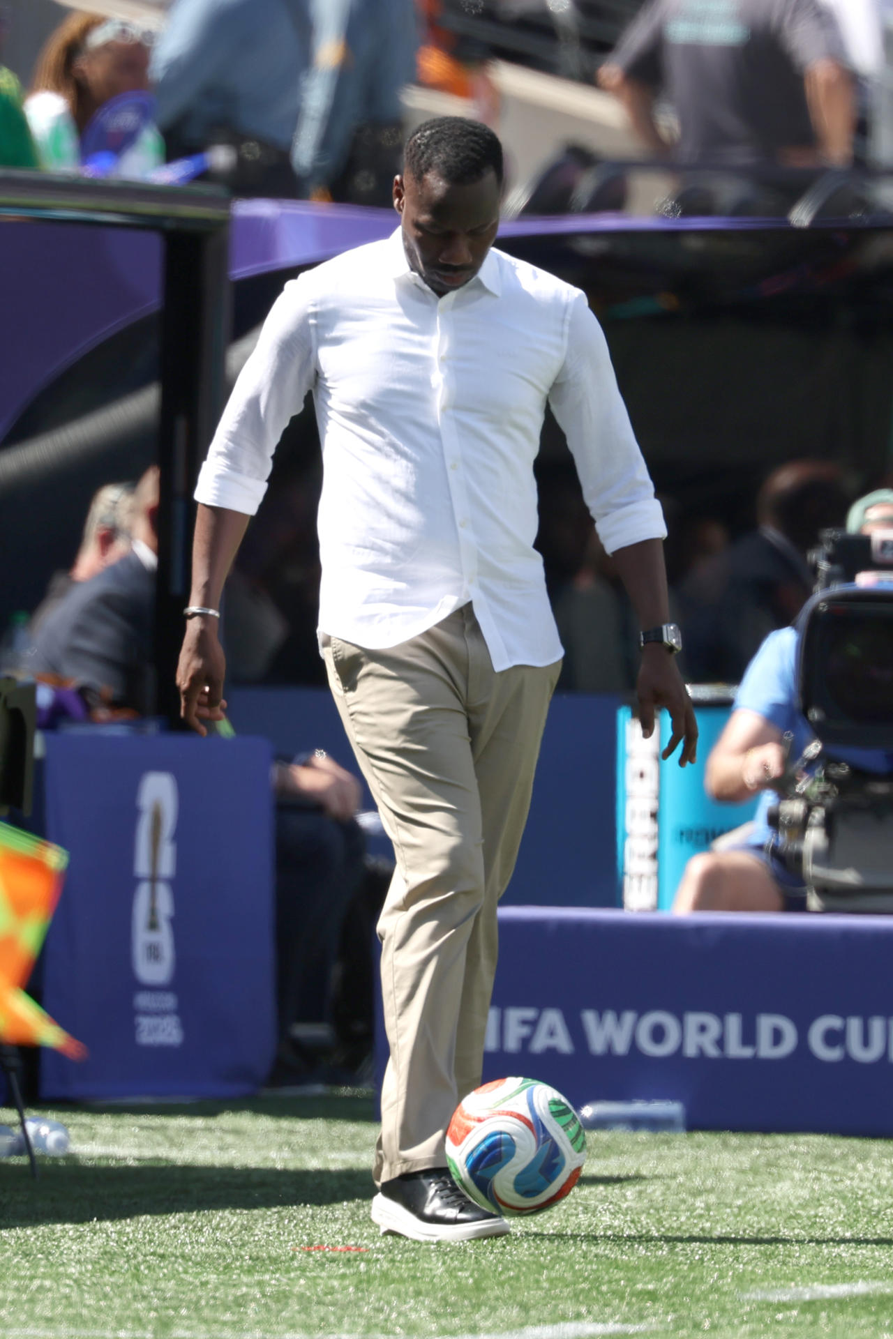 El seleccionador de Senegal, Pape Thiaw, controla el balón durante el partido ante Francia del Mundial 2026. EFE/ Sebastiao Moreira

