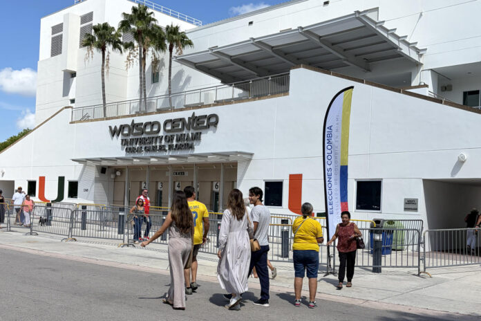 Ciudadanos colombianos asisten a votar para elegir el nuevo presidente de Colombia en el Wastco Center de la Universidad de Miami (Estados Unidos). EFE/ Ivonne Malaver
