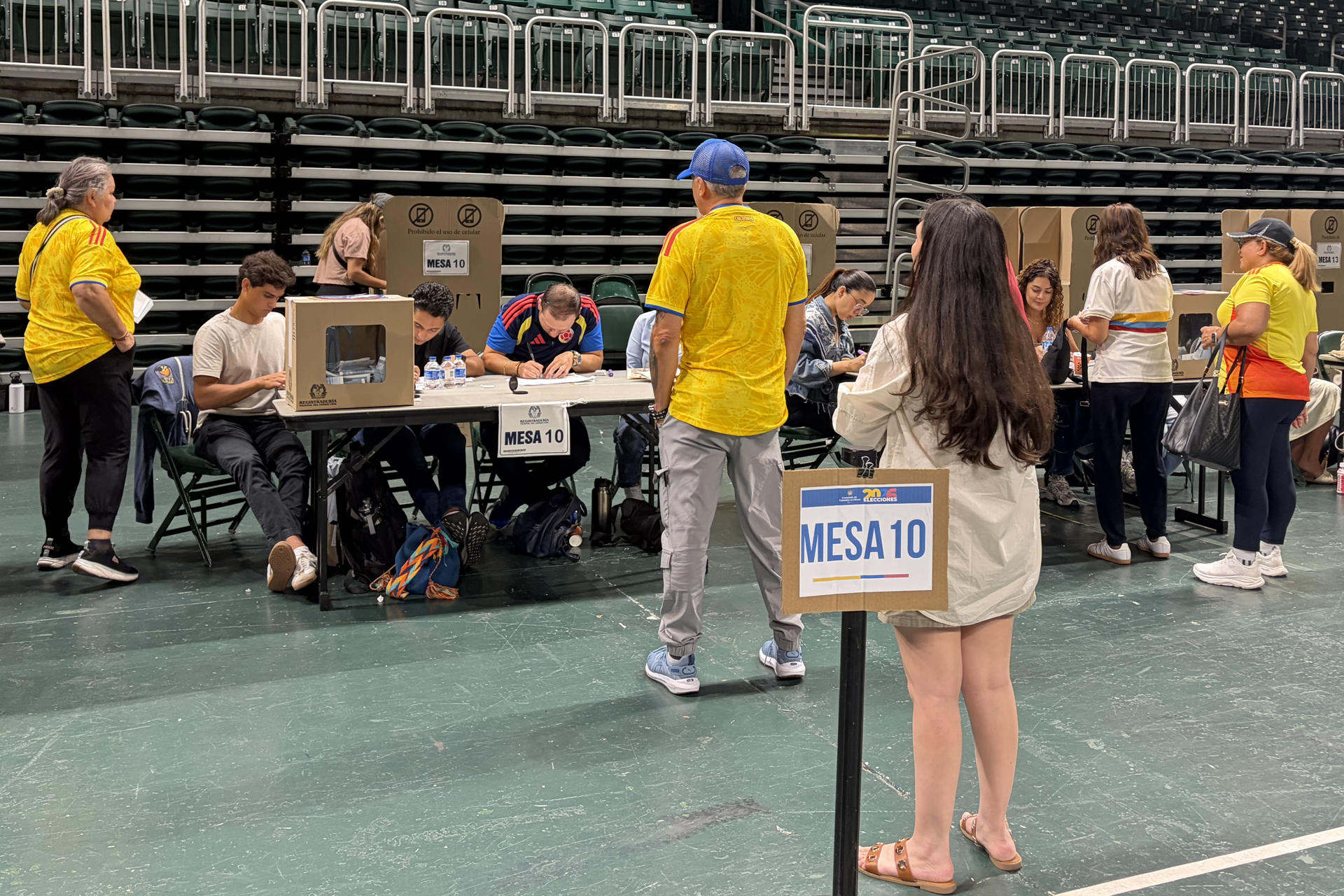 Ciudadanos colombianos asisten a votar para elegir el nuevo presidente de Colombia en el Wastco Center de la Universidad de Miami (Estados Unidos). EFE/ Ivonne Malaver