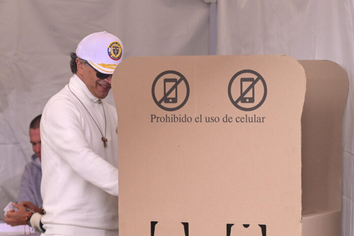 El presidente de Colombia, Gustavo Petro, marca su voto en la segunda vuelta de las elecciones presidenciales este domingo, que elegirá quien gobernará a Colombia en el periodo 2026-2030, en Bogotá (Colombia). EFE/ Natalia Pedraza
