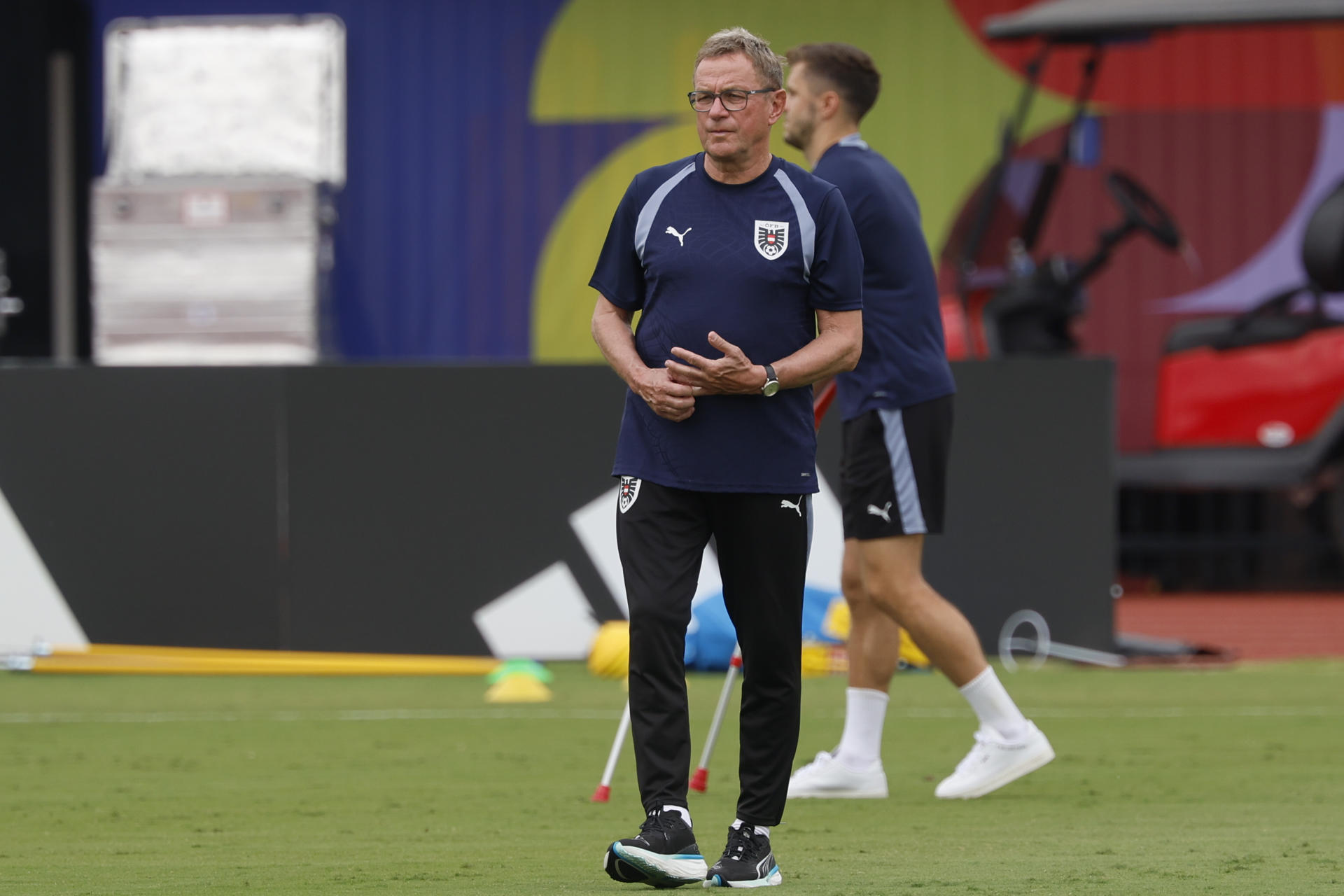 El técnico de la selección de Austria, Ralf Rangnick, durante el entrenamiento en el Southern Methodist University (SMU), en Dallas. EFE/Mariscal