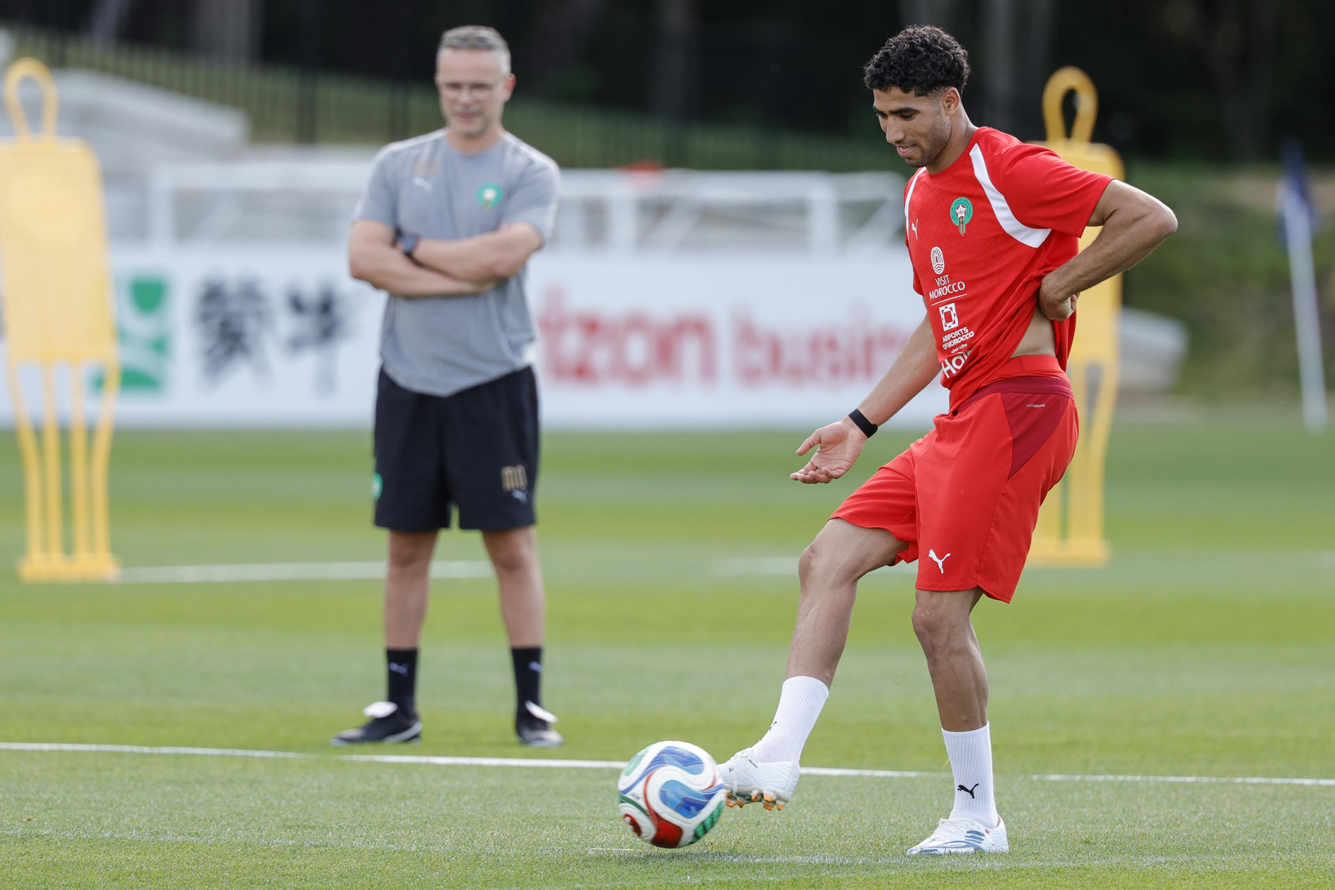 Achraf Hakimi, de Marruecos, participa en un entrenamiento en The Pingry School este domingo en Nueva Jersey (Estados Unidos). EFE/ Sebastiao Moreira