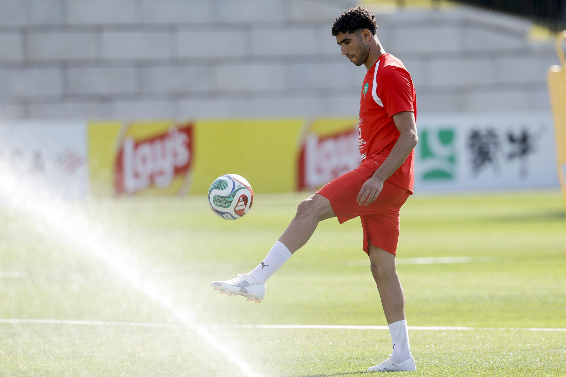 Achraf Hakimi, de Marruecos, participa en un entrenamiento en The Pingry School este domingo en Nueva Jersey (Estados Unidos). EFE/ Sebastiao Moreira