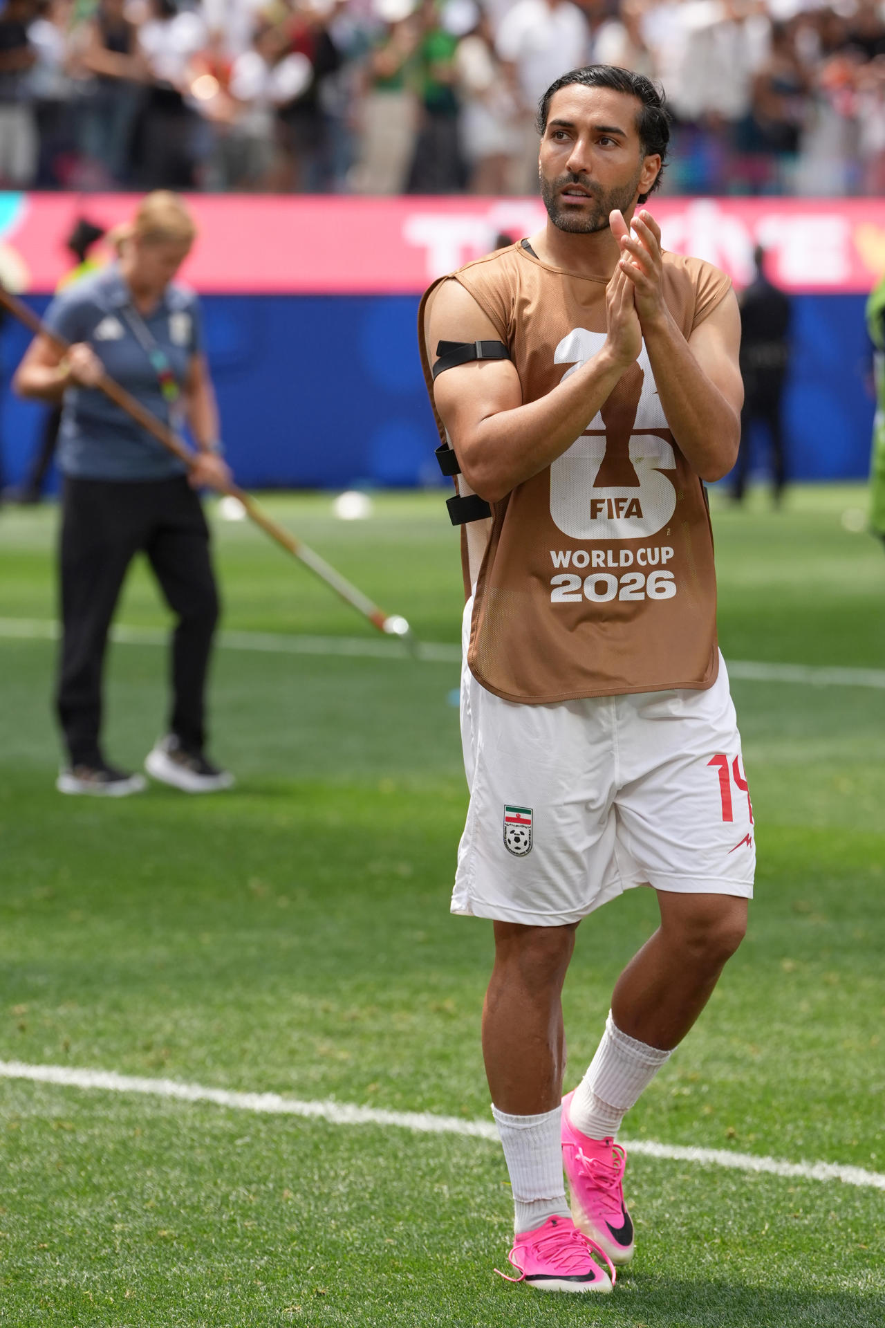 Saman Ghoddos, de Irán, reacciona al final de un partido del grupo G del Mundial de la FIFA 2026 entre Bélgica e Irán, en el estadio SoFi en Los Ángeles (EE.UU.). EFE/ Omar Alonso