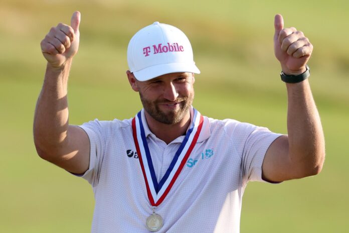 Wyndham Clark, de Estados Unidos, hace un gesto tras recibir la medalla de ganador por ser el campeón del Abierto de EE.UU. 2026 de golf en el Club de Golf Shinnecock Hills en Southampton, Nueva York, EE.UU. EFE/EPA/SARAH YENESEL
