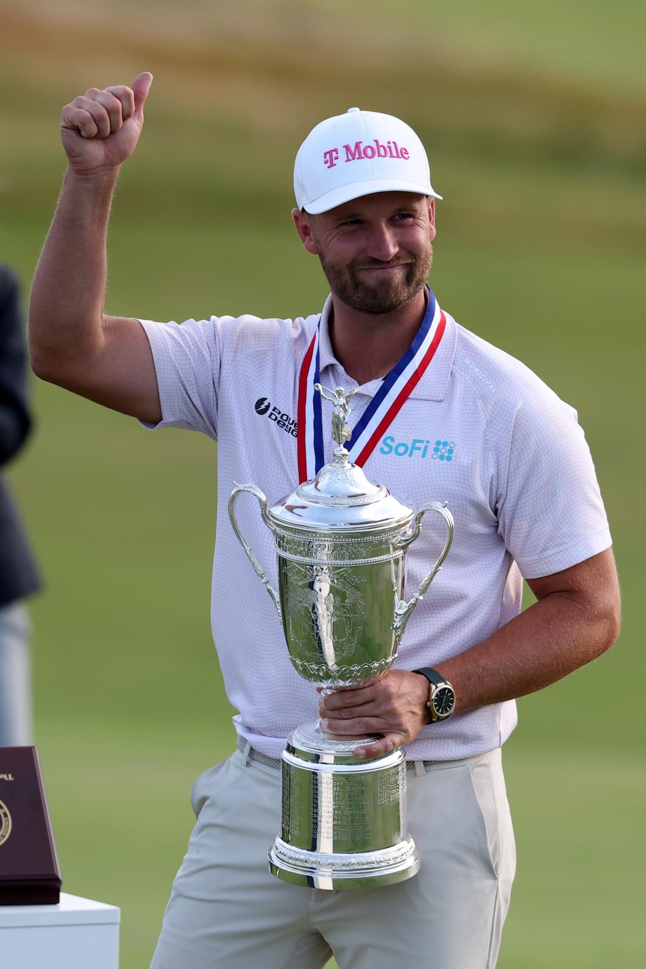 Wyndham Clark, de Estados Unidos, celebra con el trofeo tras ganar el Abierto de EE.UU. 2026 en el club de golf Shinnecock Hills, en Southampton, Nueva York, EE.UU., el 21 de junio de 2026. EFE/EPA/SARAH YENESEL