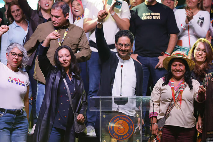 El candidato a la Presidencia de Colombia, el izquierdista Iván Cepeda (c), pronuncia un discurso luego de conocer el conteo preliminar que le da una ventaja al ultraderechista Abelardo de la Espriella en la segunda vuelta, en Bogotá (Colombia). EFE/ Carlos Ortega
